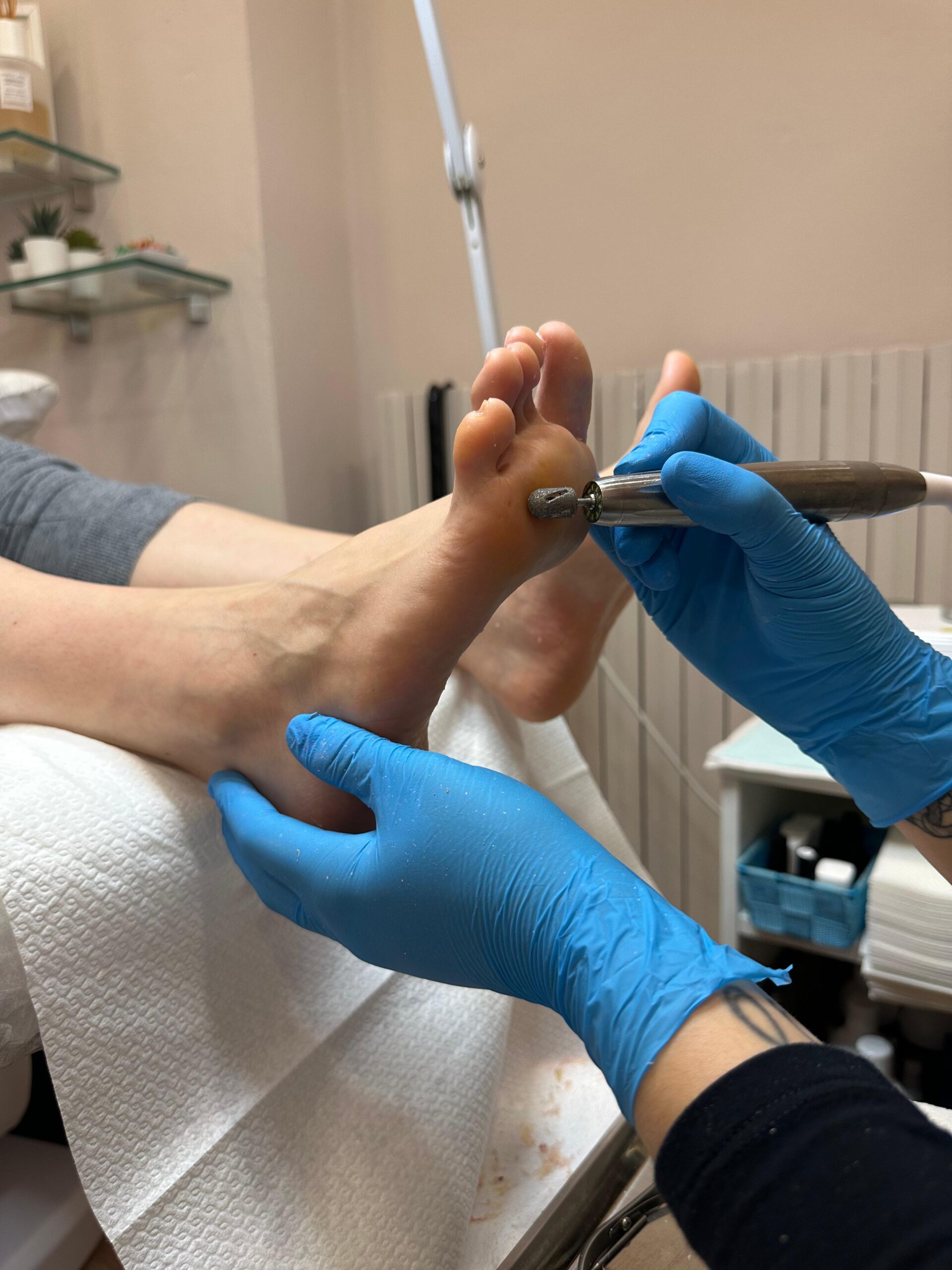 Pedicure avanzata con micromotore in corso