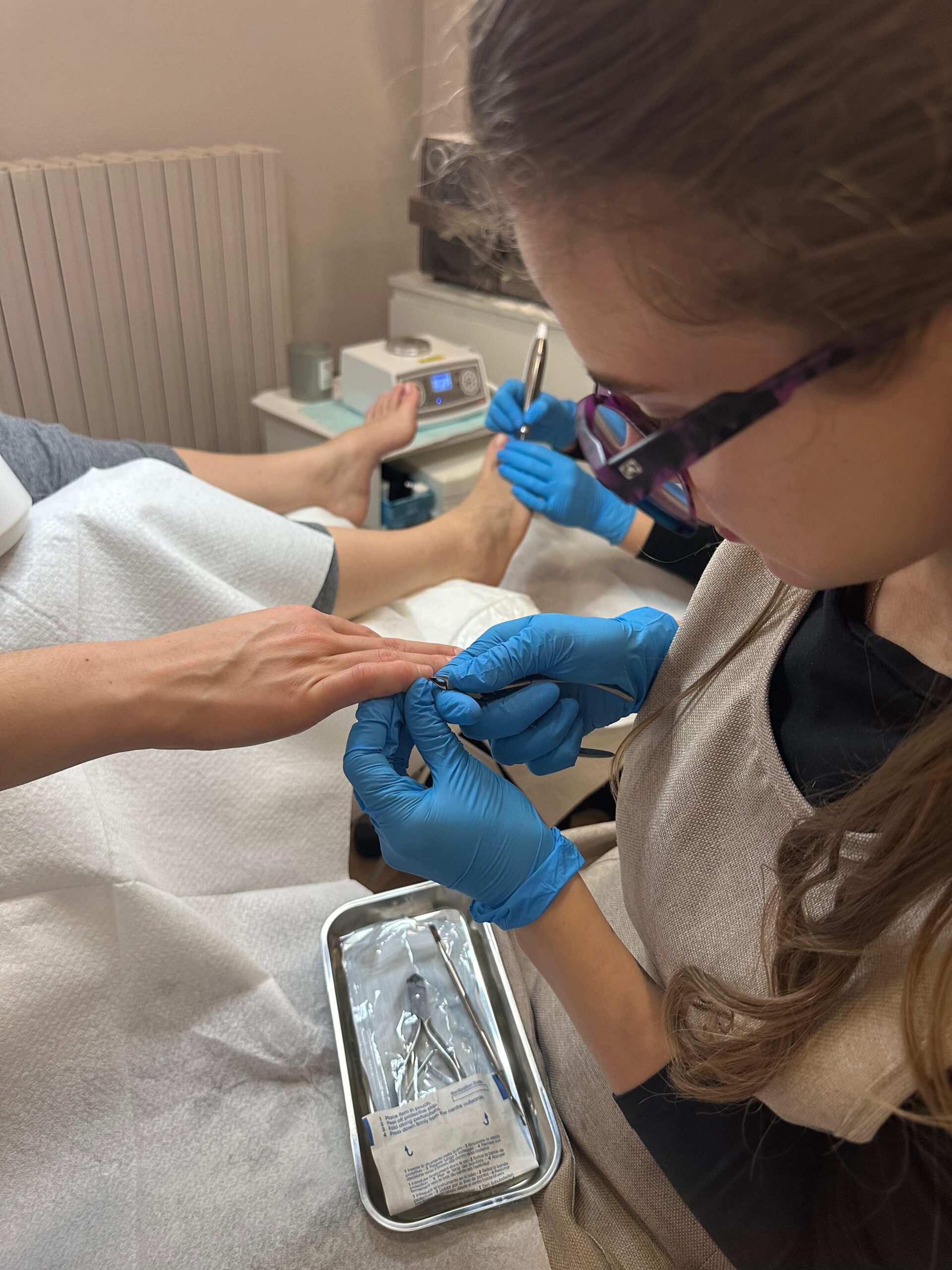 Manicure con cura delle cuticole in corso