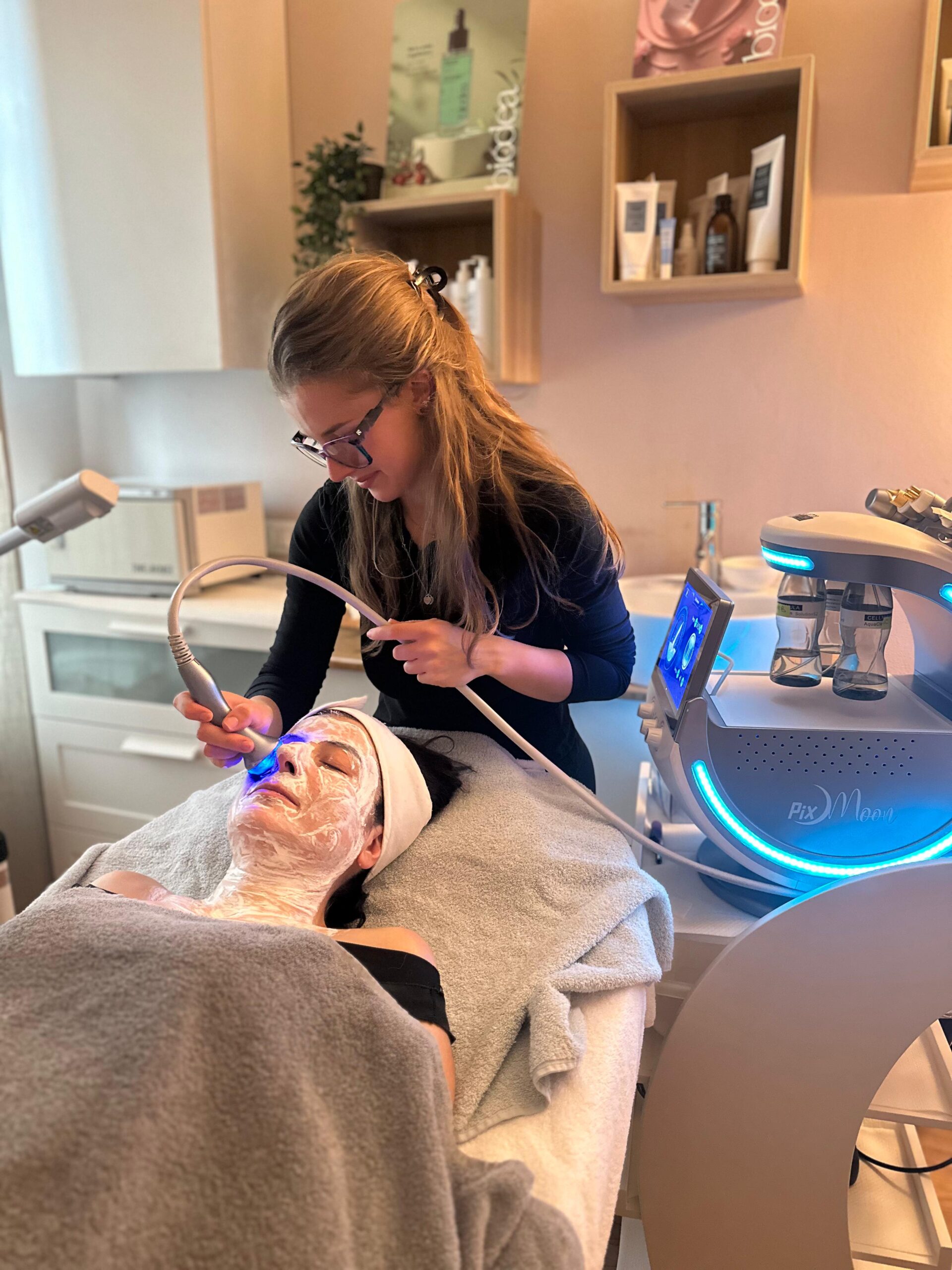 Trattamento viso professionale presso Regina della Bellezza, Voghera