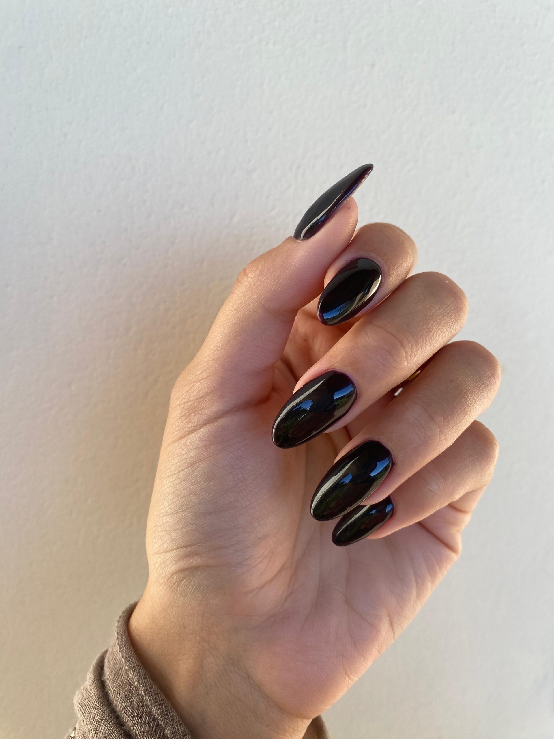 Manicure con smalto nero lucido