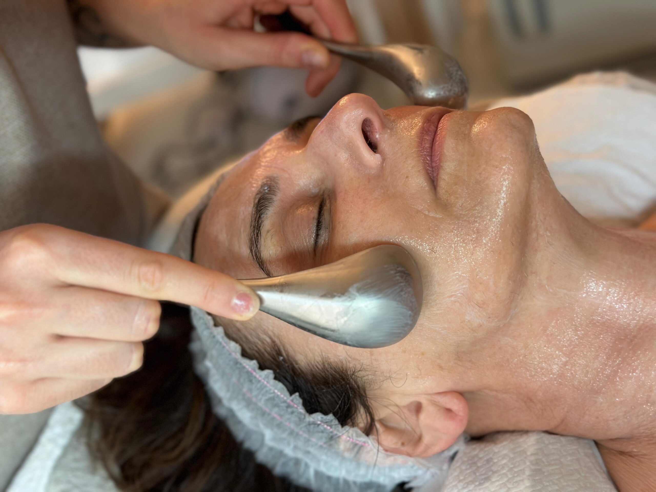 Applicazione trattamento viso con spatola professionale