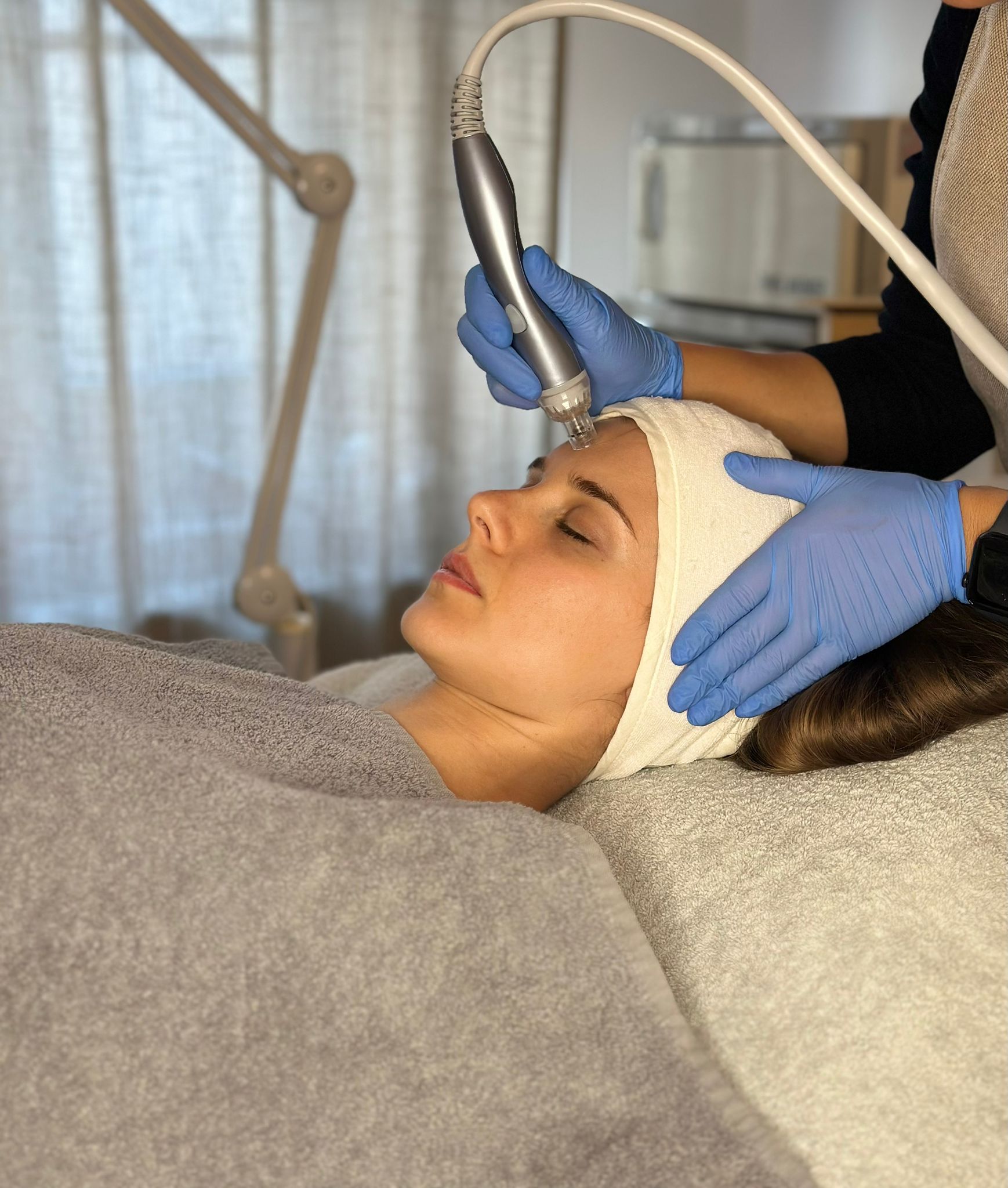 Trattamento viso con apparecchiatura professionale